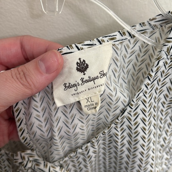 Women's Black and White Sleeveless Top - Picture 2 of 6